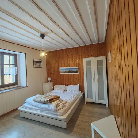 Cozy getaway between lake mountain Vakantiehuis